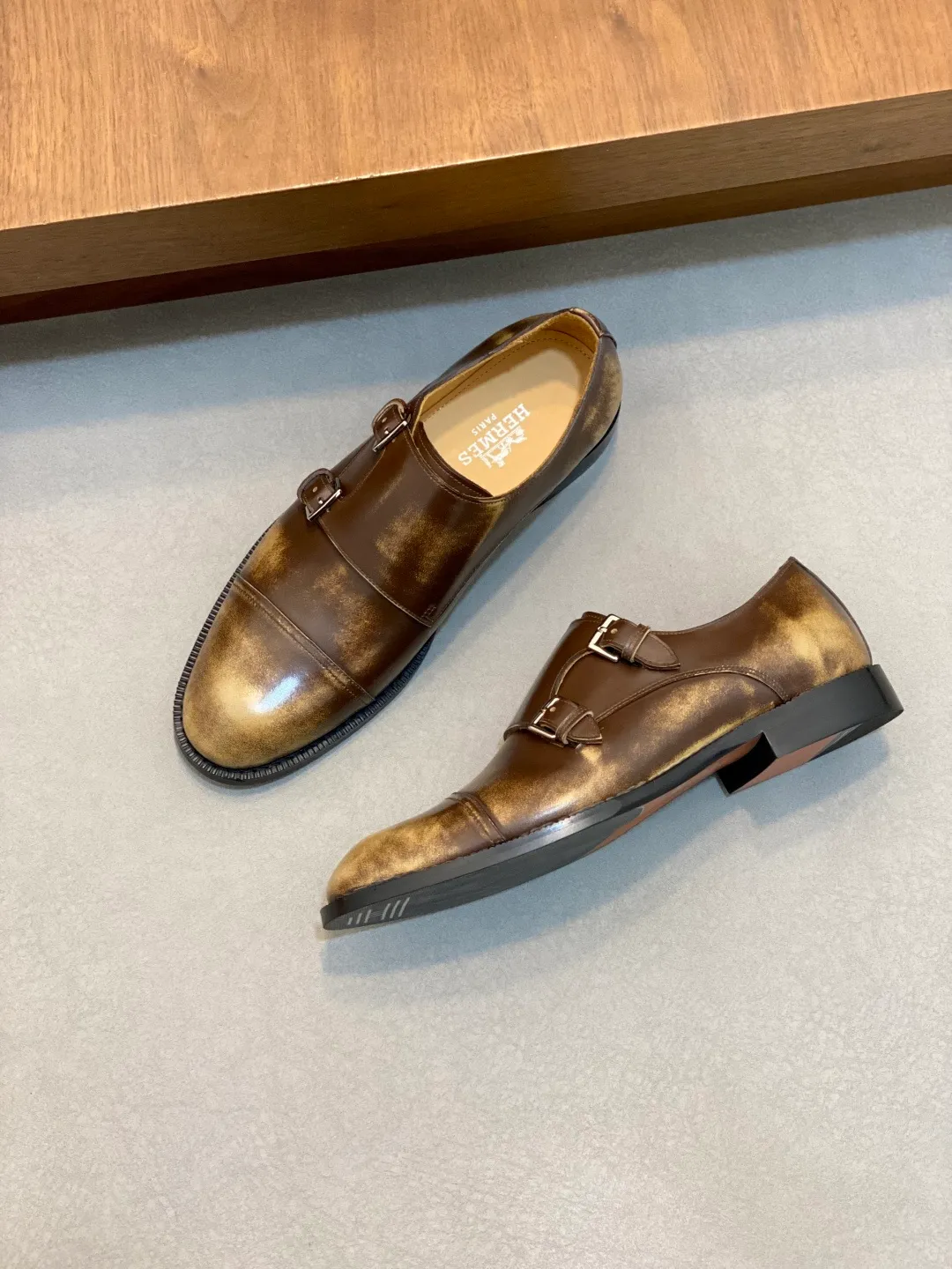 Men's shoes 💰780 HERMES/Hermès GAME slip-on loafers. These loafers are made of matte frosted calfskin. They are equipped with functional Kelly shoe buckles to easily create a fashionable urban style. They are equipped with genuine leather welts and lightweight grooved rubber foam outsole. They have genuine calfskin lining and silk-screen logo feet. They are slip-on design. They are novel and fashionable, with a handsome upper. Comes with a dust bag in the original box! Size: 39-40-41-42-43-44 standard leather shoe size (38/45 can be customized but does not support returns)